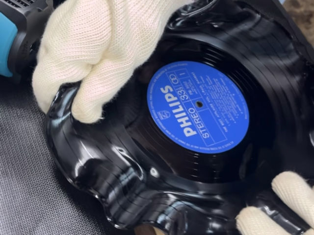 レコードは思ったより曲がるのでぐにゃぐにゃにできます♪_REVINLYWORKS