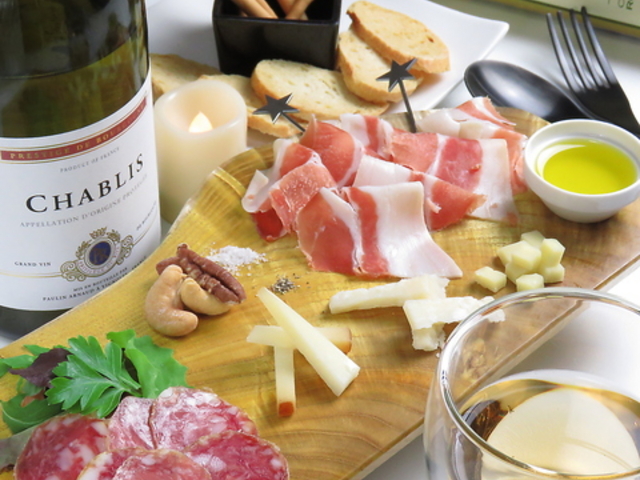 小皿料理とコップワイン Melide メリデの写真1