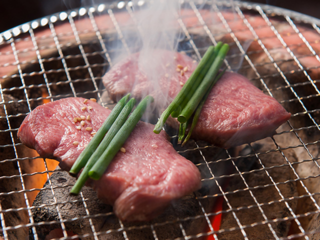 炭火焼肉肉刺しにく式 南郷18丁目店の写真1