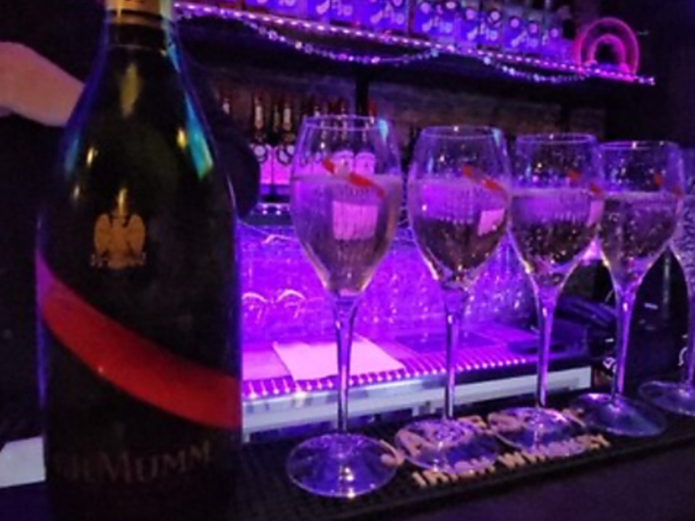 カラオケbar LALAの写真1