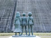 大山ダム下流広場「進撃の巨人エレン・ミカサ・アルミンの少年期の銅像」の写真2