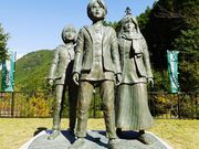 大山ダム下流広場「進撃の巨人エレン・ミカサ・アルミンの少年期の銅像」の写真3