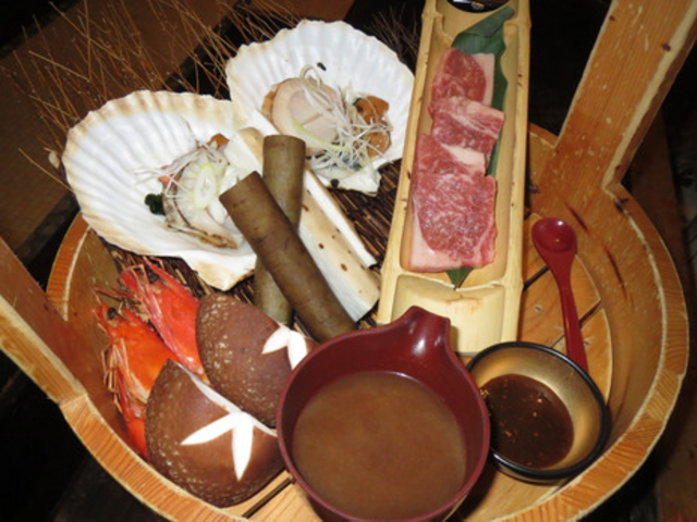 焼き物は桶盛りで。_ホテル森の風鶯宿・和食処さんさ亭