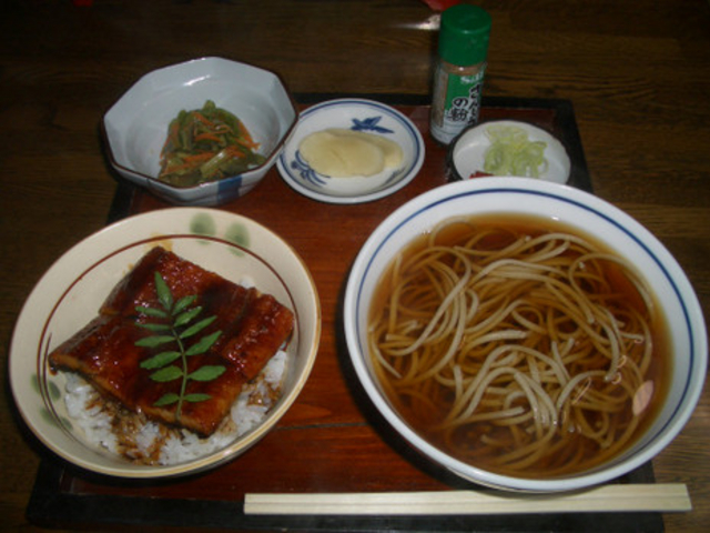 かけそばとミニうなぎ丼セット。_極楽乃