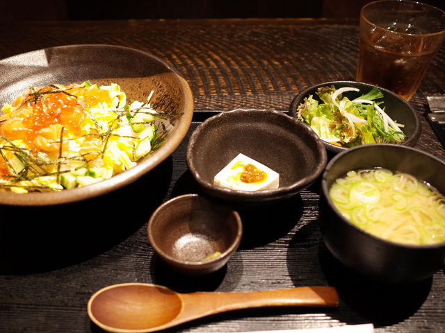 ランチメニューの海鮮ちらしを注文しました。名物の豆腐付きです。_升屋 ますや 神保町店