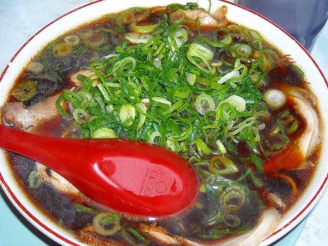 私の好みの「麺硬め・ネギ多め・チャーシュー赤身」_新福菜館本店