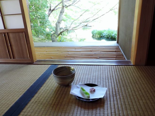庭園を眺めながら_茶室「芳松庵」