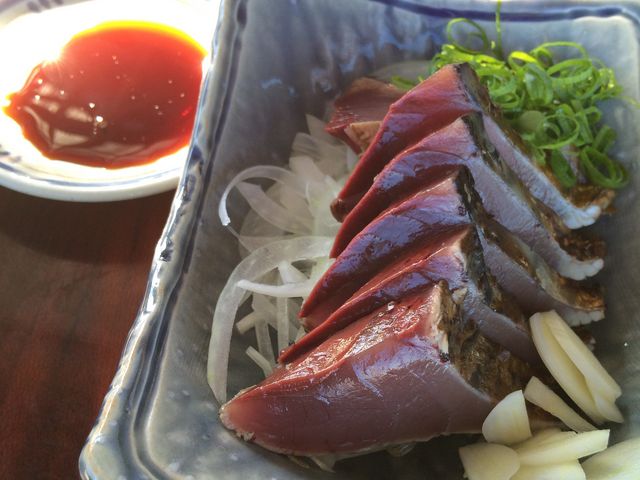 藁焼きカツオのタタキ単品800円_黒潮本陣