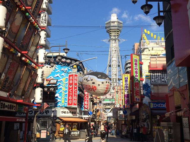 新世界 串カツ屋が並ぶ_通天閣