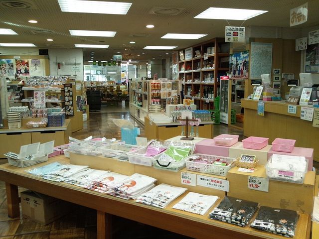 お土産物が沢山あります。_地場産センター物産館