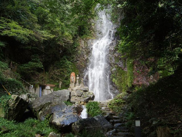 歩いて数分のところに「清水の滝」があります_滝見屋