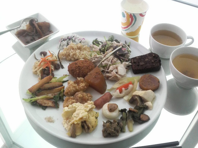 里山食堂のランチブッフェ。ほぼ全メニューを少しずつ盛りました。_越後まつだい里山食堂