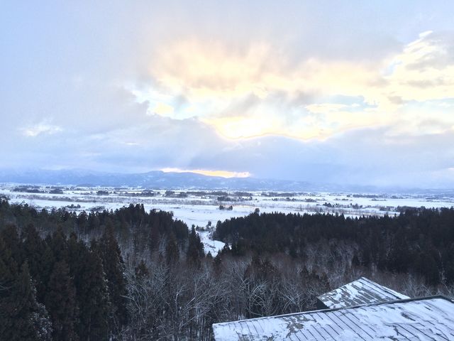 さくら荘の露天風呂から朝陽が照らす横手盆地を望む_大森リゾート村
