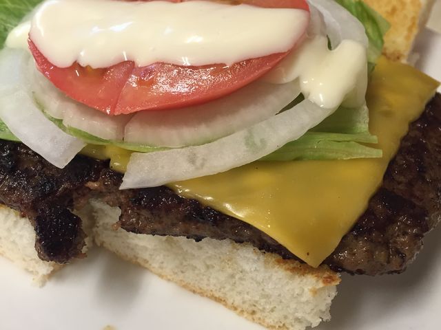 大ボリュームのチーズバーガー(450円)_ジャッキーステーキハウス 那覇
