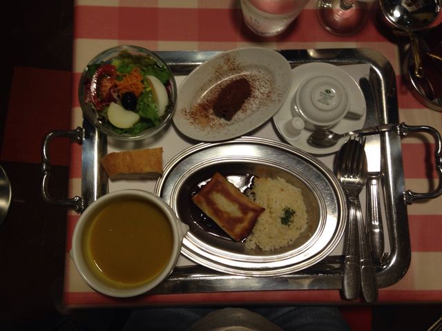 可愛いテーブルセッティング_クレッソニエール