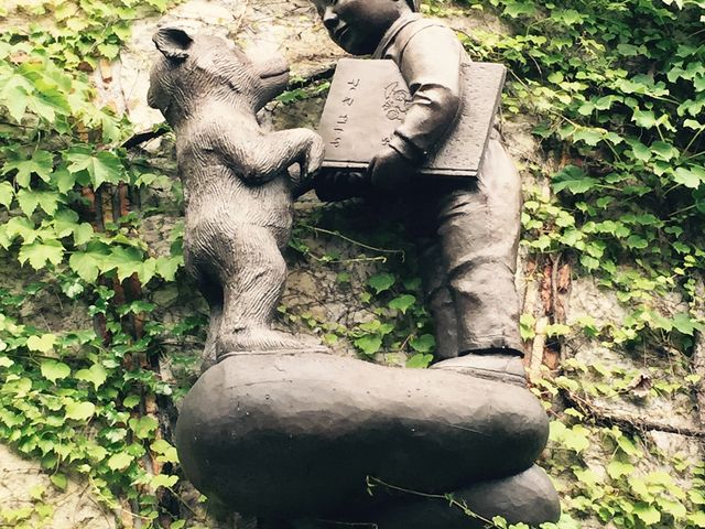 絵本美術館の像です。_祈りの丘絵本美術館