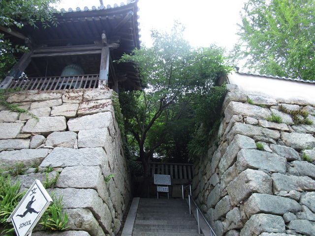 鐘楼と階段_満舟寺の石垣