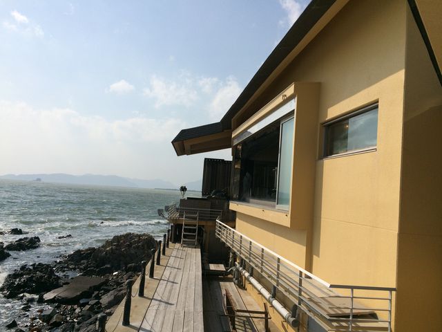 露天風呂の横の海_赤穂温泉