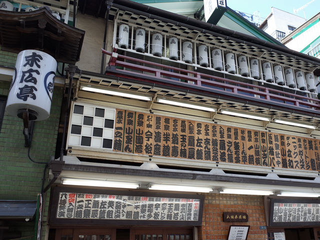 とても味のある佇まいの建物。外観を眺めているだけでも楽しい。_末広亭