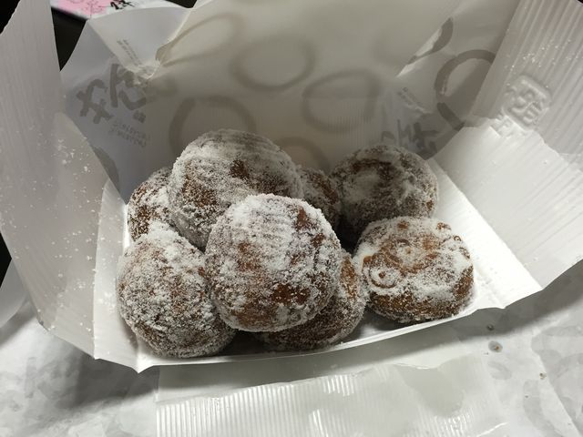 さっそく開けてみてびっくりでした、大きさも結構大きくて食べても見た目程甘くありません。
_せんべや