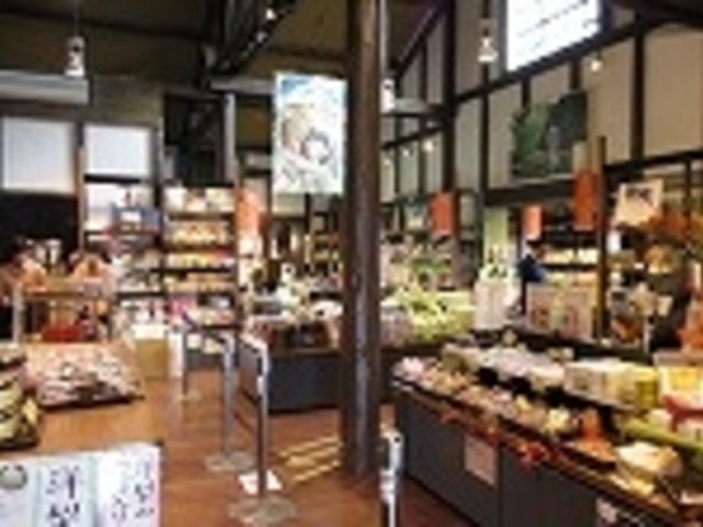 お土産品コーナー_酒田市観光物産館「酒田夢の倶楽」