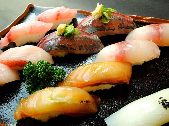 地魚すし ... 1,800円。季節ごとの旬の魚ばかりを楽しめる旬の魚の地魚すし_勝
