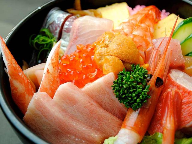 色んな魚を盛り込んだ目も舌も楽しめる上海鮮ちらし_勝