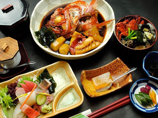 ごろさや一番人気メニュー刺身と金目煮定食_旬の味ごろさや