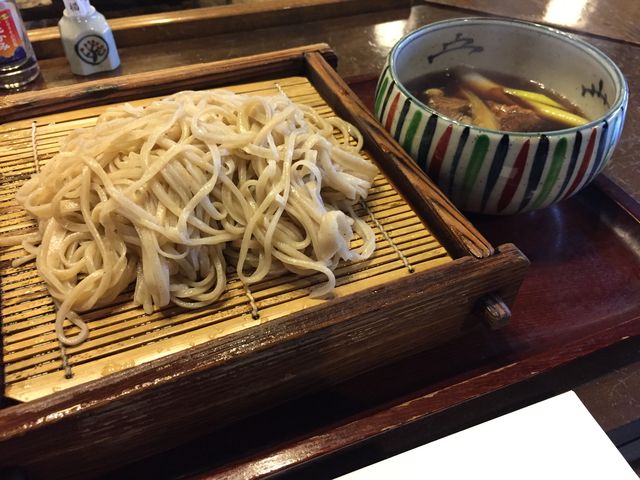 鳥の温かいつけ汁でいただくお蕎麦_二丸屋武蔵亭