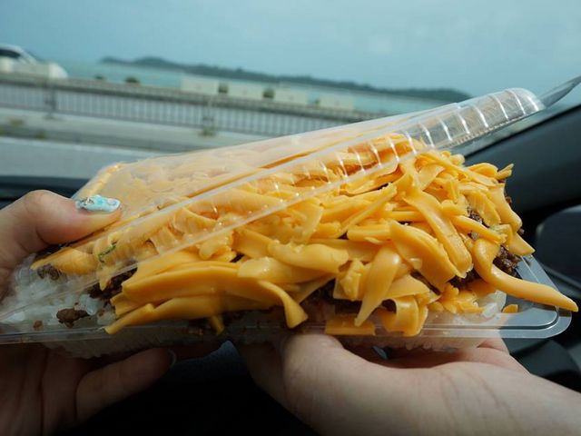 溢れそうなチーズ_キングタコス 金武本店