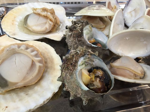 貝や魚を焼いてくれます。_塩釜水産物仲卸市場