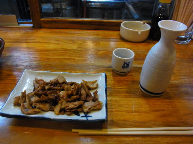 お燗で 先ず「カワ」_やきとりの店 世渡