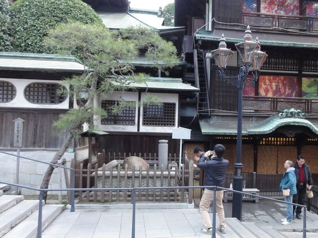 「玉の石」神様が重い病にかかり道後の湯で回復した時、石の上で舞った足跡が表面に残る。_道後温泉