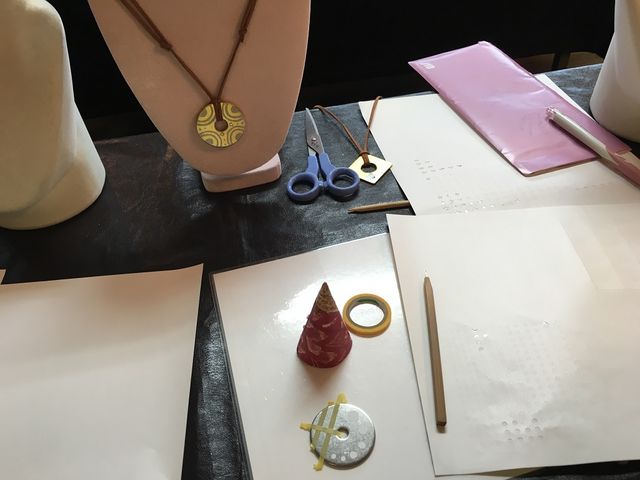 色々見本を見て丸型のペンダントにしました。_金箔工芸 田じま