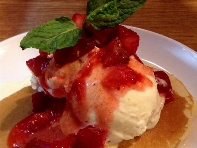 ストロベリーのパンケーキ&アイスティラミスラテ_クロスゲート