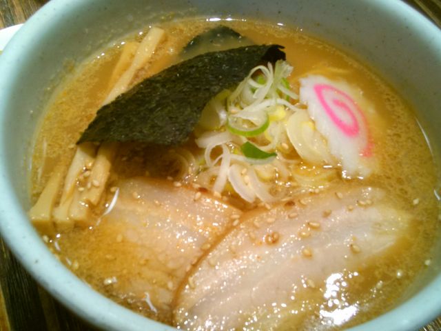 『しょうゆらーめん』。ほんのり香る魚の風味とどこか懐かしい素朴な味わい。チャーシューの旨みとマッチ。_らーめん山頭火 レイクタウン店