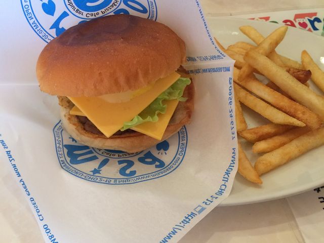 ダブルチーズバーガーとポテトのセット_ミサ ロッソ