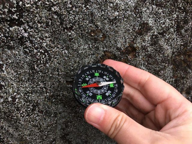 方位磁石が動く!_押戸石の丘