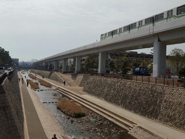 六甲ライナーも通ってます_住吉川清流の道