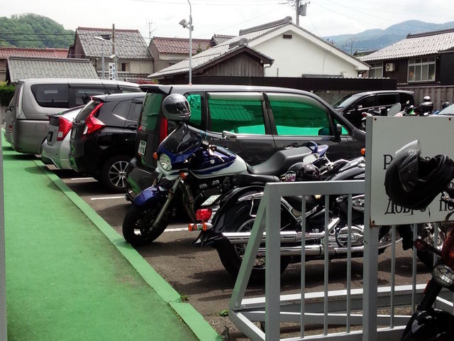 駐車場が イッパイ_敦賀ヨーロッパ軒