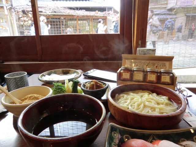 お寿司とおうどんのセット
お寿司には松茸寿司も付いていました_おめん