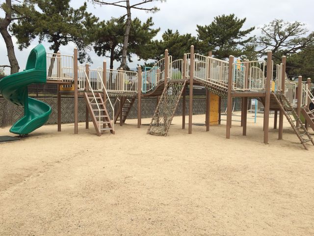 登った上も、坂や網になっていて、とても良い運動になります。_芦屋公園