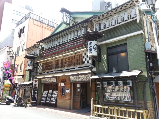 建物外観。大きな建物ではありませんので、目の前まで来ないと気づかないことも(笑)_末広亭