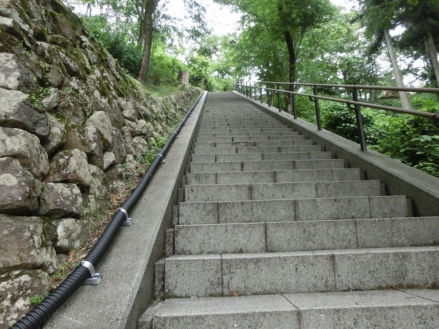 越前大野城へ登る階段_越前大野城