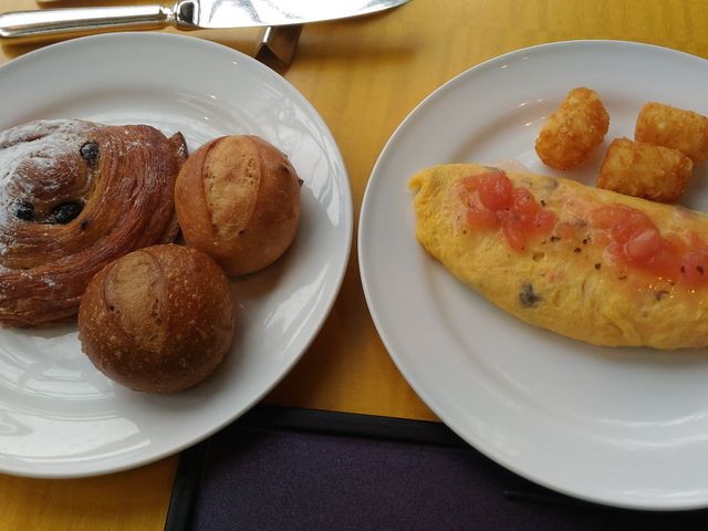 パンとオムレツも美味しかった!_カフェ トスカ