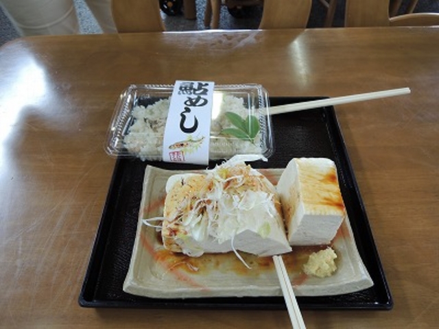 鮎めし(¥320)&冷ややっこ(¥120/丁)_道の駅古今伝授の里やまと・くつろぎ広場