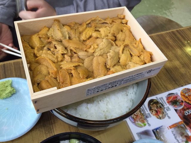 ウニ丼(奥尻産)3200円
_マルトマ食堂