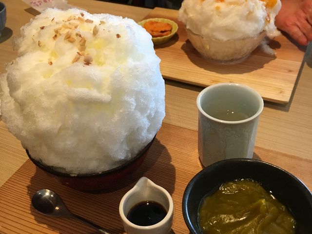 暖かいさつまいも餡を葛でのばしてかき氷と一緒に食べます。_柿の葉すし 平宗 法隆寺店
