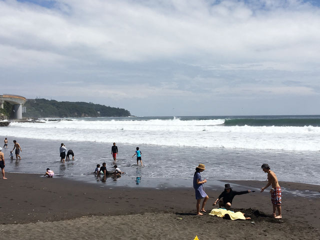 台風の影響で波が垂直に上がってました。翌日午後12時から、遊泳禁止になりました。_湯河原海水浴場