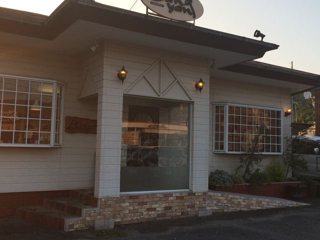 お店の出入り口は階段とスロープがあってベビーカーでも安心。_バニヤン